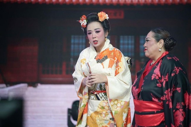 Biasa tampil dengan mengenakan kebaya, beberapa waktu lalu Soimah tampak memamerkan penampilannya mengenakan kimono Jepang saat mengisi acara di sebuah stasiun televisi. Foto-foto dirinya berkimono Jepang pun diunggah oleh Soimah ke akun Instagram pribadinya. Foto: Instagram/@showimah