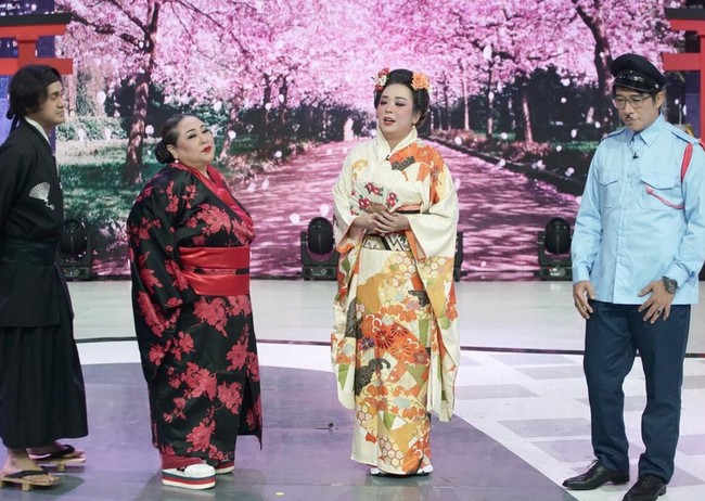 Tampil dengan kimono Jepang, penampilan Soimah disebut netizen mirip Oshin. Kok mirip OSHIN mak @showimah wayu tenan, tulis salah seorang netizen. Ayune make dadi Oshin, komentar lainnya. Foto: Instagram/@showimah