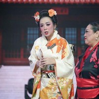 Biasa tampil dengan mengenakan kebaya, beberapa waktu lalu Soimah tampak memamerkan penampilannya mengenakan kimono Jepang saat mengisi acara di sebuah stasiun televisi. Foto-foto dirinya berkimono Jepang pun diunggah oleh Soimah ke akun Instagram pribadinya. Foto: Instagram/@showimah