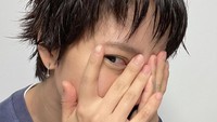 Namun tampaknya sang aktris sekaligus bintang variety show itu kini sudah nyaman dengan gaya baru tersebut. (Foto: dok. Instagram @my_songjihyo)  