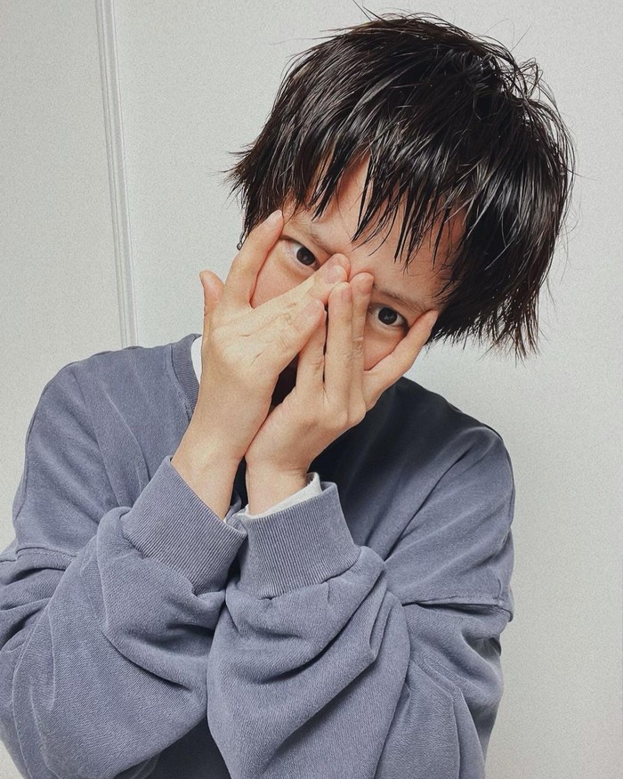 Song Ji Hyo Song Ji Hyo kini bergaya rambut pendek.