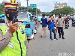 Sopir Angkot di Makassar Demo Bus Trans Mamminasata karena Pemasukan Kurang