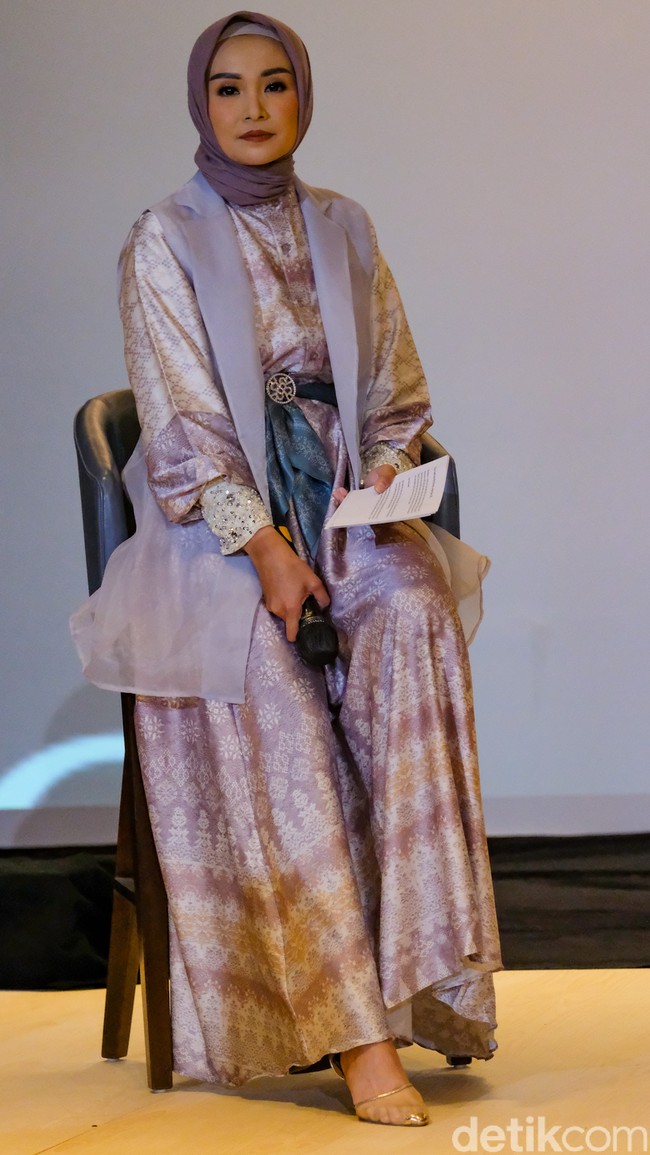 Melengkapi penampilannya, Soraya memakai obi berwarna biru toska.  