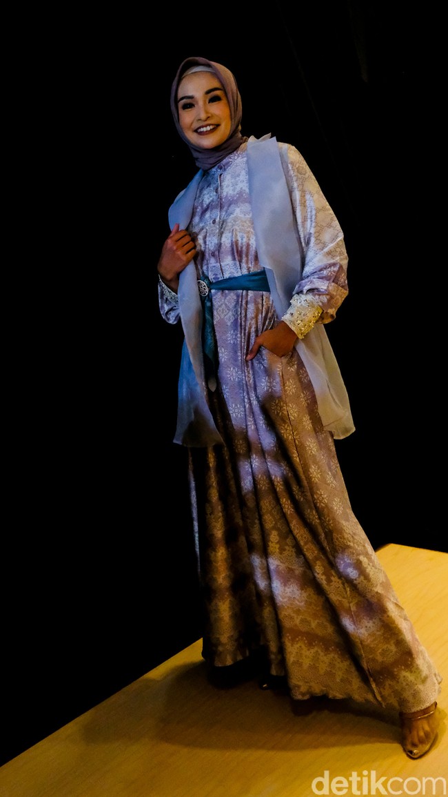 Ria Miranda merancang busana yang dikenakan Soraya dengan bahan silk.  