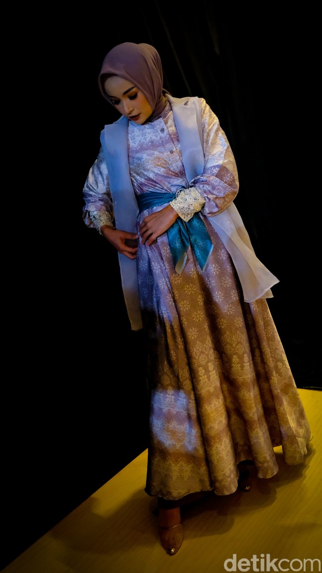 Soraya tampil anggun dalam balutan busana berwarna ungu pastel.  