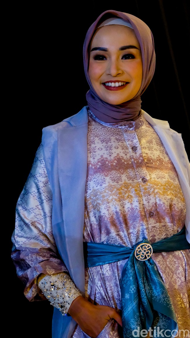 Dalam perayaan 10 tahun Minang Heritage di Jakarta, Kamis (2/12/2021), Soraya Larasati mengenakan busana rancangan Ria Miranda.  