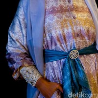 Dalam perayaan 10 tahun Minang Heritage di Jakarta, Kamis (2/12/2021), Soraya Larasati mengenakan busana rancangan Ria Miranda.  