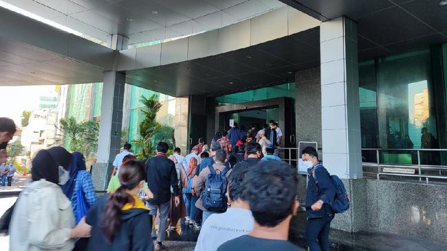 Suasana Pegawai Cyber 1 Antre Masuk ke Gedung Usai Api Padam