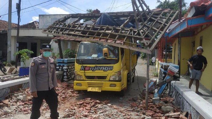 truk tabrak gapura