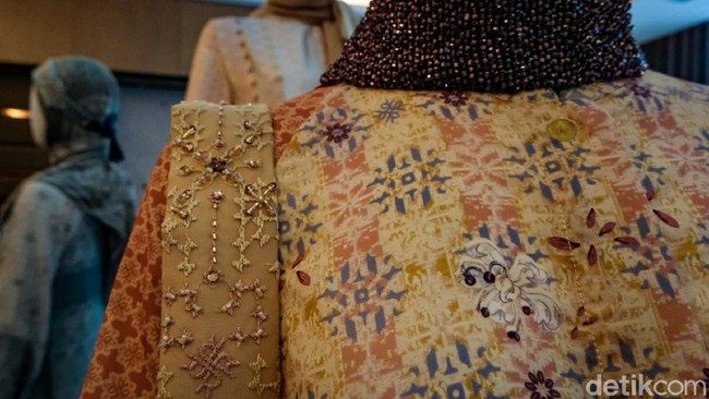 Variasi cutting yang oversized, drapery gathered, raglan sleeve cutting dan flare yang menjadi ciri khas feminine cutting koleksi RiaMiranda.  