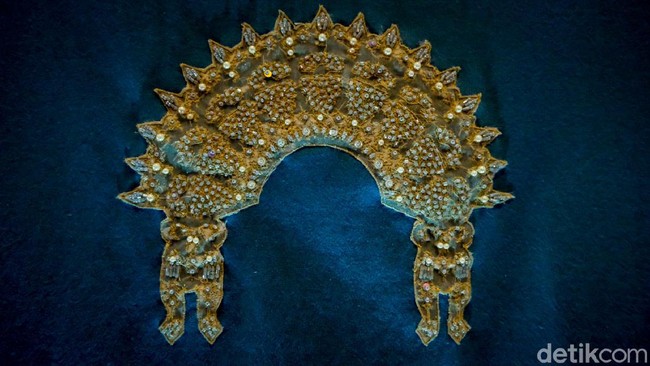 Eksplorasinya semakin istimewa dengan teknik printing, warna-warna pastel dan earth tone yang khas dalam ornamen Minang dengan renggaan yang baru sehingga motif Minang telah menjadi ciri khas brand yang telah beranjak 12 tahun.