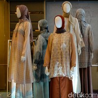 Lini RiaMiranda dimulai tahun 2009 dan sekarang berkembang menjadi brand modest fashion dengan mengusung lifestyle brand.