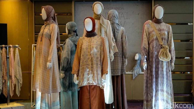 Lini RiaMiranda dimulai tahun 2009 dan sekarang berkembang menjadi brand modest fashion dengan mengusung lifestyle brand.