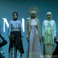 Acara yang dikemas dalam bentuk Hybrid Presentation ini, mempersembahkan koleksi yang bertajuk Minang Heritage untuk RiaMiranda ready to wear 2021 dan Raya collection 2022.