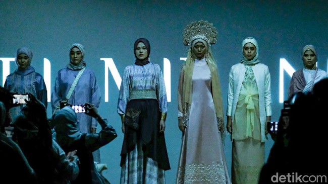 Acara yang dikemas dalam bentuk Hybrid Presentation ini, mempersembahkan koleksi yang bertajuk Minang Heritage untuk RiaMiranda ready to wear 2021 dan Raya collection 2022.