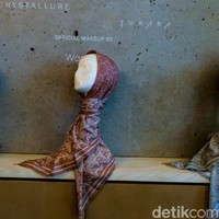 Ria Miranda fokus mendesain pakaian wanita dan produk pendukung kebutuhan Muslimah yang memiliki kekuatan di femininitas dan pilihan warna soft pastel.