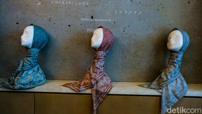 Ria Miranda fokus mendesain pakaian wanita dan produk pendukung kebutuhan Muslimah yang memiliki kekuatan di femininitas dan pilihan warna soft pastel.