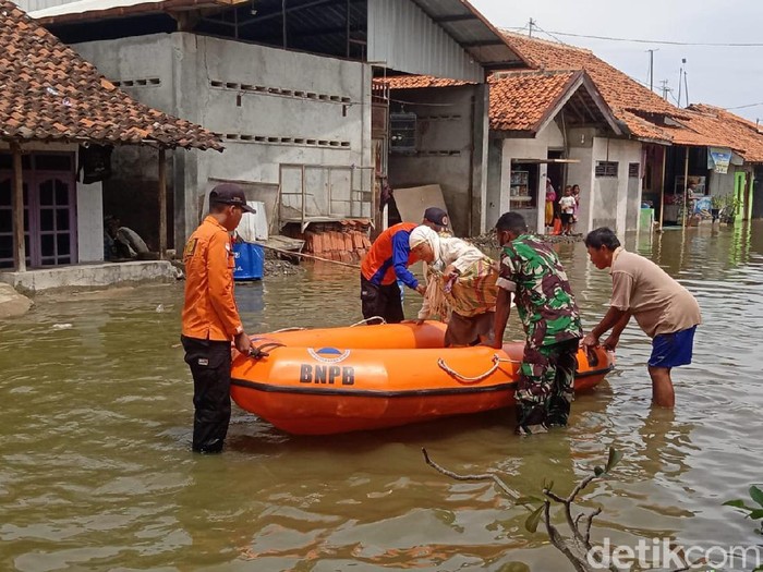 3 Desa di pesisir Brebes terendam rob, Jumat (3/12/2021).