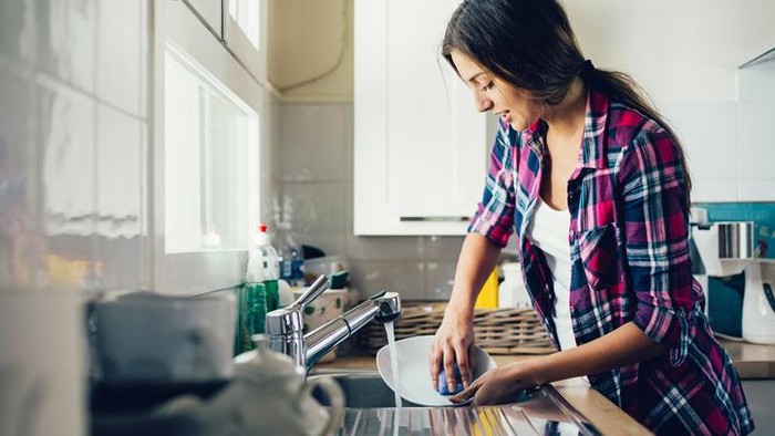 8 Hal yang Harus Dihindari Saat Cuci Piring Pakai Tangan