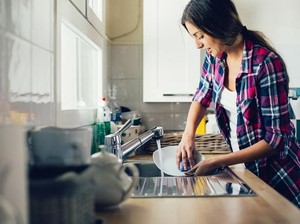Oooh... Ternyata Begini Cara Cuci Piring yang Benar di Wastafel