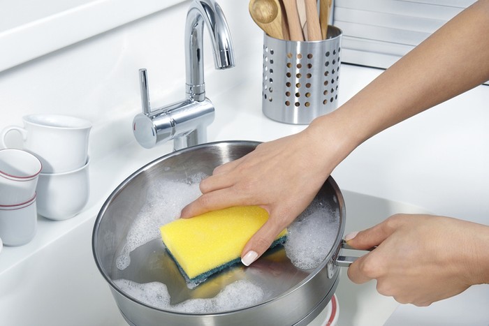 8 Hal yang Harus Dihindari Saat Cuci Piring Pakai Tangan