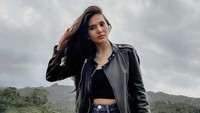 Dalam hal bermusik, Ifah sudah mulai tertarik main alat musik di usia 4 tahun. Tiga tahun berselang, dia pun naik panggung untuk pertama kalinya. (dok. Instagram @afifahifah23)