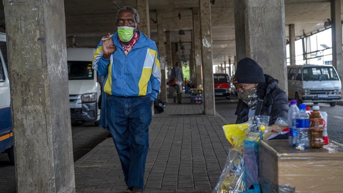 Kasus COVID-19 di Afrika Selatan melonjak usai ditemukannya varian Omicron di negara tersebut. Vaksinasi COVID-19 pun digencarkan guna menanggulangi varian itu.