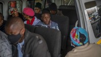Selain itu, pemerintah Afrika Selatan tengah mengintensifkan pula booster atau pemberian vaksin dosis ketiga bagi tenaga kesehatan dan pendidik. AP Photo/Jerome Delay.