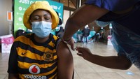 Afrika Selatan terus melaporkan penambahan kasus COVID-19 sejak varian Omicron terdeteksi di negara tersebut beberapa waktu lalu. Kondisi tersebut membuat program vaksinasi COVID-19 digencarkan guna mengatasi lonjakan kasus serta meningkatnya jumlah pasien COVID-19 yang dirawat di rumah sakit. AP Photo/Denis Farrell.