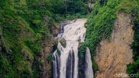 Air terjun Rumbia terletak di Desa Rumbia, Kecamatan Rumbia, Jeneponto, Sulsel. Menurut Sandiaga, perbukitan di Air Terjun Rumbia cocok untuk dikembangkan jadi venue olahraga paralayang. (Hermawan Mappiwali/detikTravel)