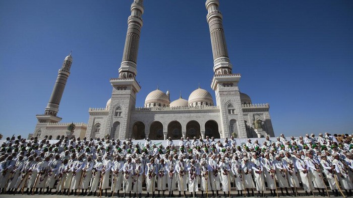Antusias Ribuan Pria di Yaman Ikut Nikah Massal yang Digelar Houthi Ribuan pria di Yaman antusias ikuti kegiatan nikah massal yang digelar Houthi. Diketahui, ada ribuan pasangan yang mengikuti kegiatan nikah massal di Sanaa itu.