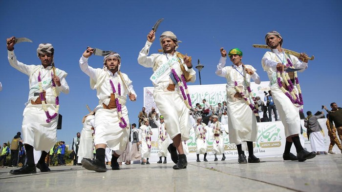 Antusias Ribuan Pria di Yaman Ikut Nikah Massal yang Digelar Houthi Ribuan pria di Yaman antusias ikuti kegiatan nikah massal yang digelar Houthi. Diketahui, ada ribuan pasangan yang mengikuti kegiatan nikah massal di Sanaa itu.