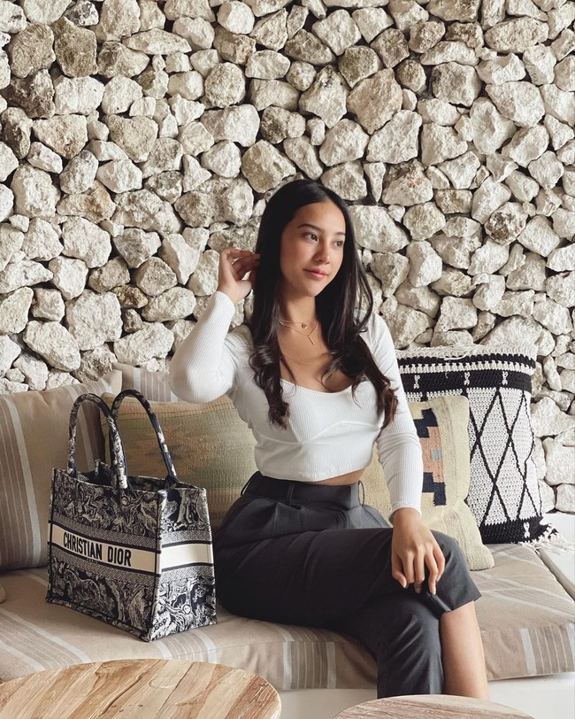 Peran Anya Geraldine disebut sama dengan Han So Hee, karena sama-sama menjadi pelakor di dalam serial yang dibintanginya itu. The real Dakyung in Indonesia, komentar salah seorang netizen. Da kyung nya +62, tambah netizen lainnya. Foto: Instagram @anyageraldine