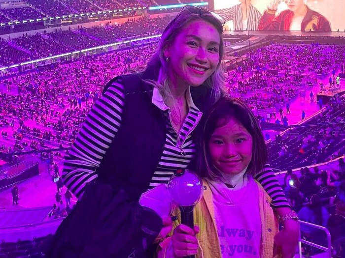 Keseruan Ayu Ting Ting nonton konser BTS di Amerika.
