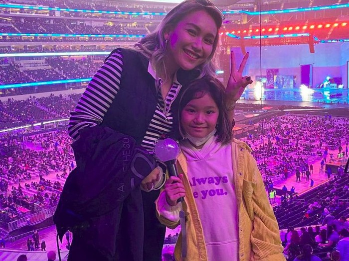 Keseruan Ayu Ting Ting nonton konser BTS di Amerika.