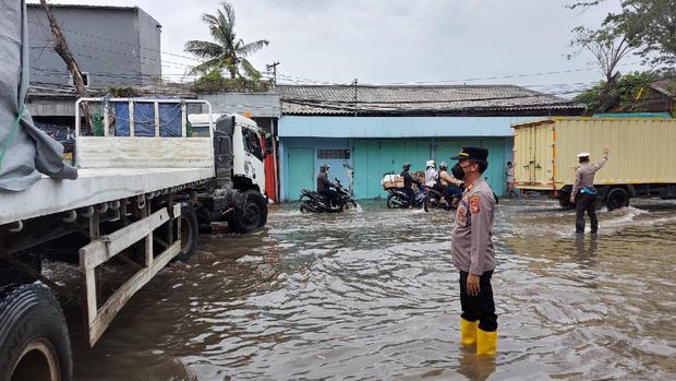 Banjir rob menggenangi kawasan Pelabuhan Sunda Kelapa, Jumat (3/12/2021).