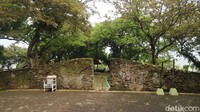 Di akhir pekan ada sekitar wisatawan yang datang ke Benteng Portugis. (Dian Utoro Aji/detikcom)