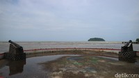 Benteng dibangun di atas sebuah bukit laut dan persis di depannya terhampar pulau Mondoliko. Sehingga wisatawan bisa menikmati pesona pantai dan juga berwisata sejarah benda peninggalan sejak zaman Portugis tersebut. (Dian Utoro Aji/detikcom)