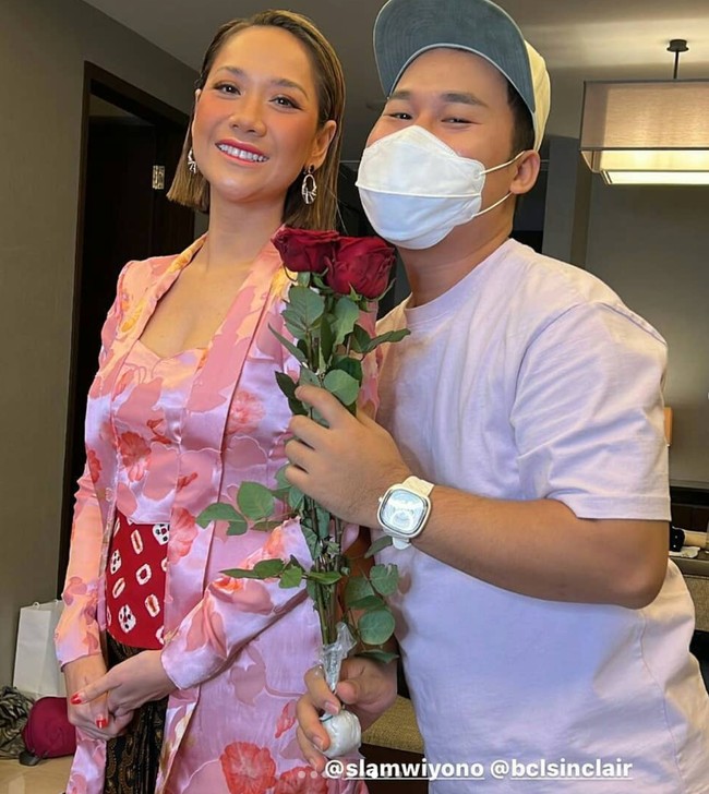 Untuk makeup, Bunga Citra Lestari memiliih riasan minimalis yang semakin memancarkan kecantikan naturalnya. Senada dengan baju yang dikenakan, pelantun lagu Cinta Sejati itu juga memilih lipstik berwarna merah muda yang membuat penampilannya terlihat lebih fresh. Foto: Instagram