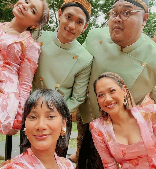 Beberapa rekan artis yang tampak menghadiri acara lamaran Vidi dan Sheila diantaranya ada Rossa, Afgan, Bunga Citra Lestari, Tara Basro, Reza Chandika, dan beberapa lainnya. Penampilan BCL saat menjadi bridesmaid di acara lamaran tersebut sendiri cukup menyita perhatian. Foto: Instagram