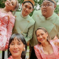 Beberapa rekan artis yang tampak menghadiri acara lamaran Vidi dan Sheila diantaranya ada Rossa, Afgan, Bunga Citra Lestari, Tara Basro, Reza Chandika, dan beberapa lainnya. Penampilan BCL saat menjadi bridesmaid di acara lamaran tersebut sendiri cukup menyita perhatian. Foto: Instagram
