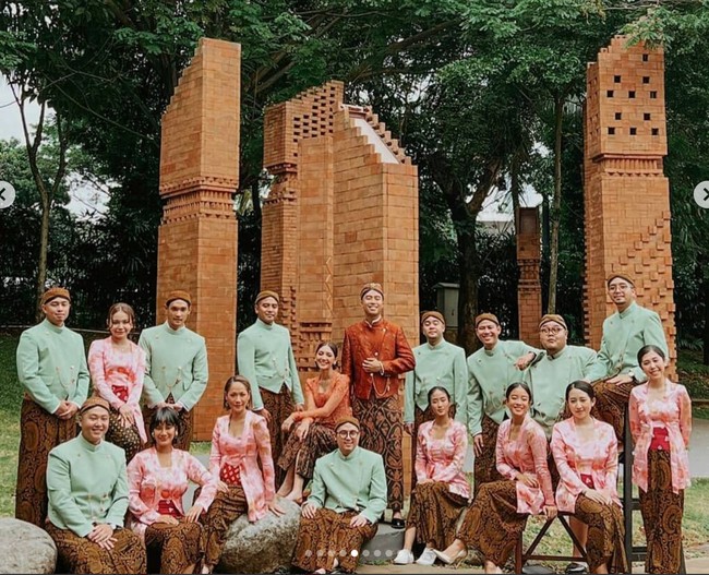Berlokasi di Hutan Kota by Plataran, begini foto Vidi Aldiano dan Sheila Dara Daisha saat berpose bersama para bridesmaid dan groomsmen. Acara lamaran Vidi dan Sheila sendiri berlangsung pada 1 Desember 2021. Foto: Instagram