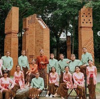 Berlokasi di Hutan Kota by Plataran, begini foto Vidi Aldiano dan Sheila Dara Daisha saat berpose bersama para bridesmaid dan groomsmen. Acara lamaran Vidi dan Sheila sendiri berlangsung pada 1 Desember 2021. Foto: Instagram