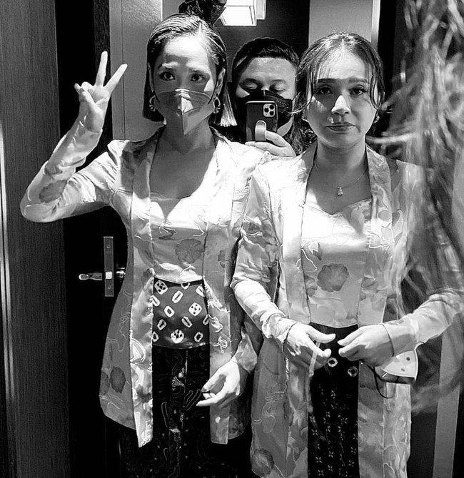 Vidi Aldiano baru saja menggelar lamaran secara resmi dengan Sheila Dara Aisha. Lamaran tersebut tampak dihadiri oleh beberapa rekan artis, salah satunya Bunga Citra Lestari yang dipilih menjadi bridesmaid dalam acara tersebut. Foto: Instagram