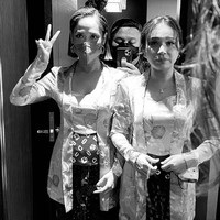 Vidi Aldiano baru saja menggelar lamaran secara resmi dengan Sheila Dara Aisha. Lamaran tersebut tampak dihadiri oleh beberapa rekan artis, salah satunya Bunga Citra Lestari yang dipilih menjadi bridesmaid dalam acara tersebut. Foto: Instagram