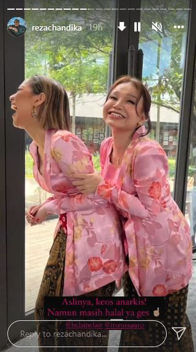 Bunga Citra Lestari tampil anggun dalam balutan kebaya  bridesmaid berwarna merah muda yang dipadukan dengan kain batik berwarna coklat. Rambut pendeknya dibiarkan terurai namun tetap tertata rapih. Tak lupa ibu dari satu orang anak itu menambahkan aksesori berupa anting gantung untuk melengkapi penampilannya. Foto: Instagram