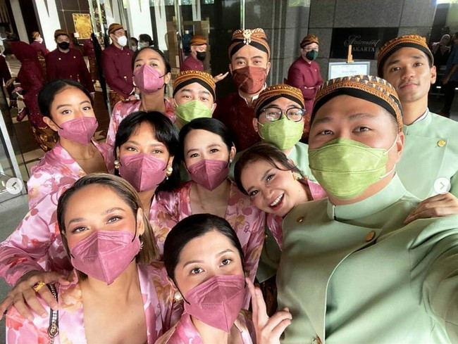 Momen lamaran Vidi dan Sheila itu tampak kental dengan nuansa Jawa. Para bridesmaid dan groomsmen pun kompak mengenakan pakaian adat Jawa berwarna senada. Untuk bridesmaid, Vidi memilih kebaya berwarna merah muda, sedangkan groomsmen memakai pakaian adat Jawa berwarna hijau muda. Foto: Instagram