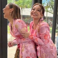 Bunga Citra Lestari tampil anggun dalam balutan kebaya  bridesmaid berwarna merah muda yang dipadukan dengan kain batik berwarna coklat. Rambut pendeknya dibiarkan terurai namun tetap tertata rapih. Tak lupa ibu dari satu orang anak itu menambahkan aksesori berupa anting gantung untuk melengkapi penampilannya. Foto: Instagram