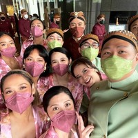 Momen lamaran Vidi dan Sheila itu tampak kental dengan nuansa Jawa. Para bridesmaid dan groomsmen pun kompak mengenakan pakaian adat Jawa berwarna senada. Untuk bridesmaid, Vidi memilih kebaya berwarna merah muda, sedangkan groomsmen memakai pakaian adat Jawa berwarna hijau muda. Foto: Instagram