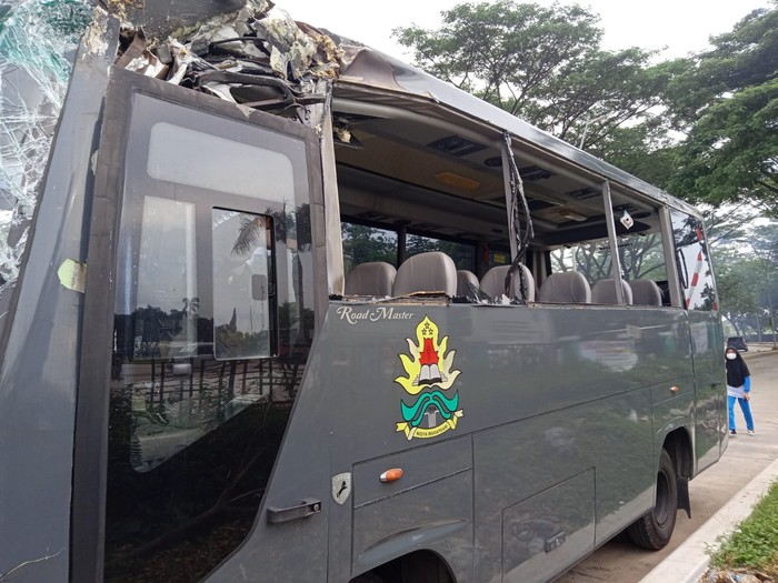 Bus ditumpangi siswi sepolwan alami kecelakaan di Tangsel (dok. Istimewa)